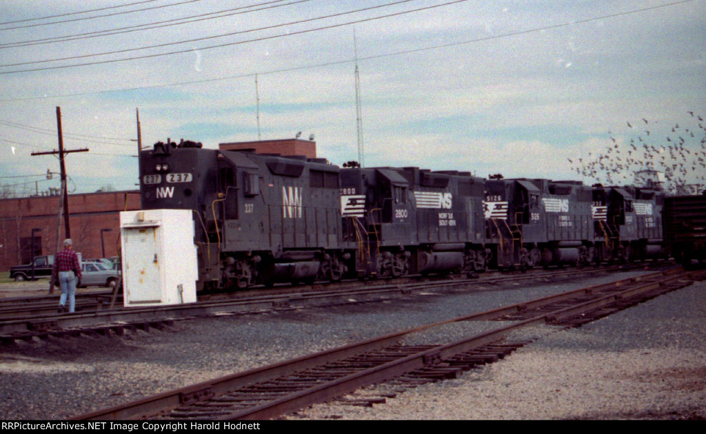 NW 237 leads 3 NS locos thru Glenwood Yard